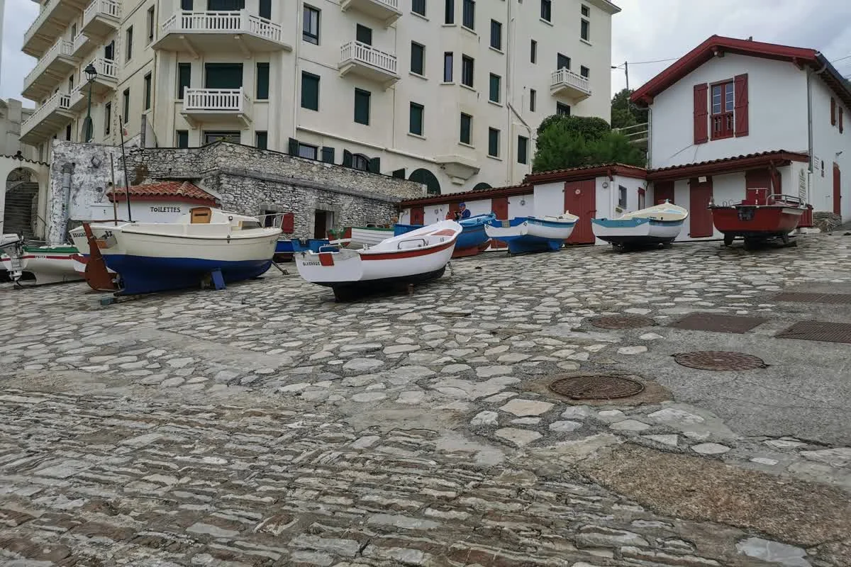 Vue du village basque de Guéthary et ses copropriétés — Gentil Syndic
